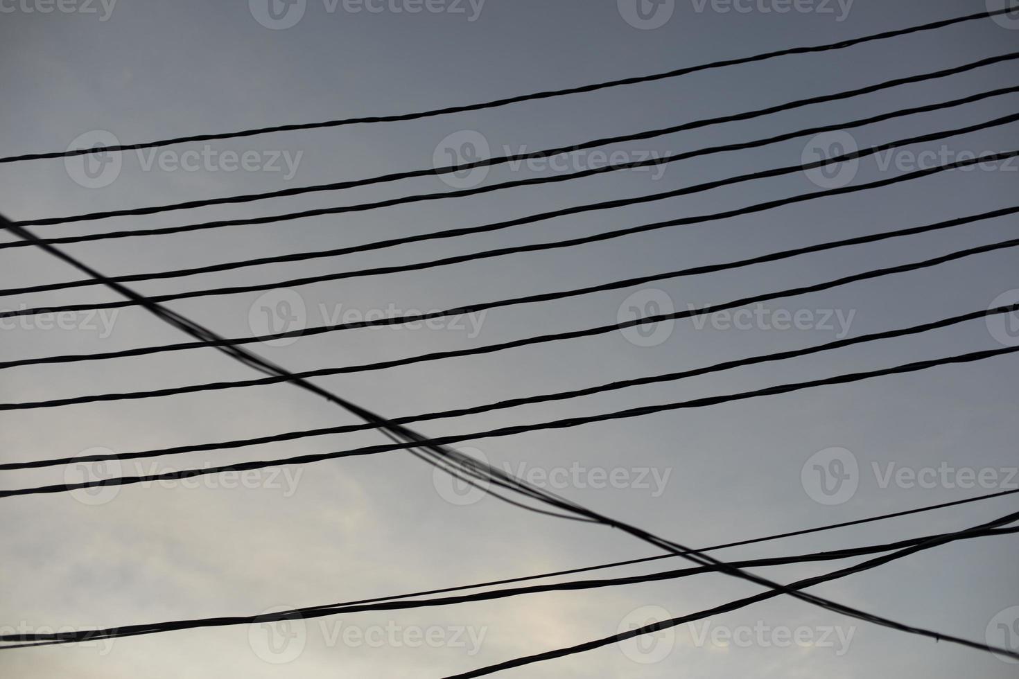 elektrisk trådar på Pol. många trådar mot himmel. foto