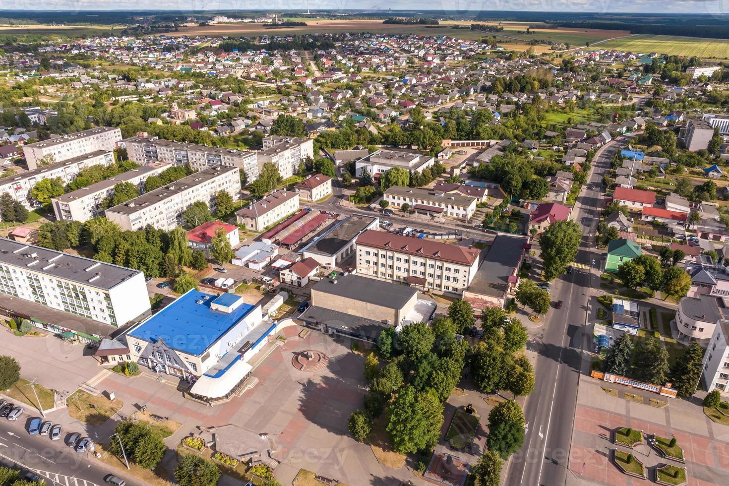 antenn panorama- se från en bra höjd av en små provinsiell stad med en privat sektor och höghus lägenhet byggnader foto