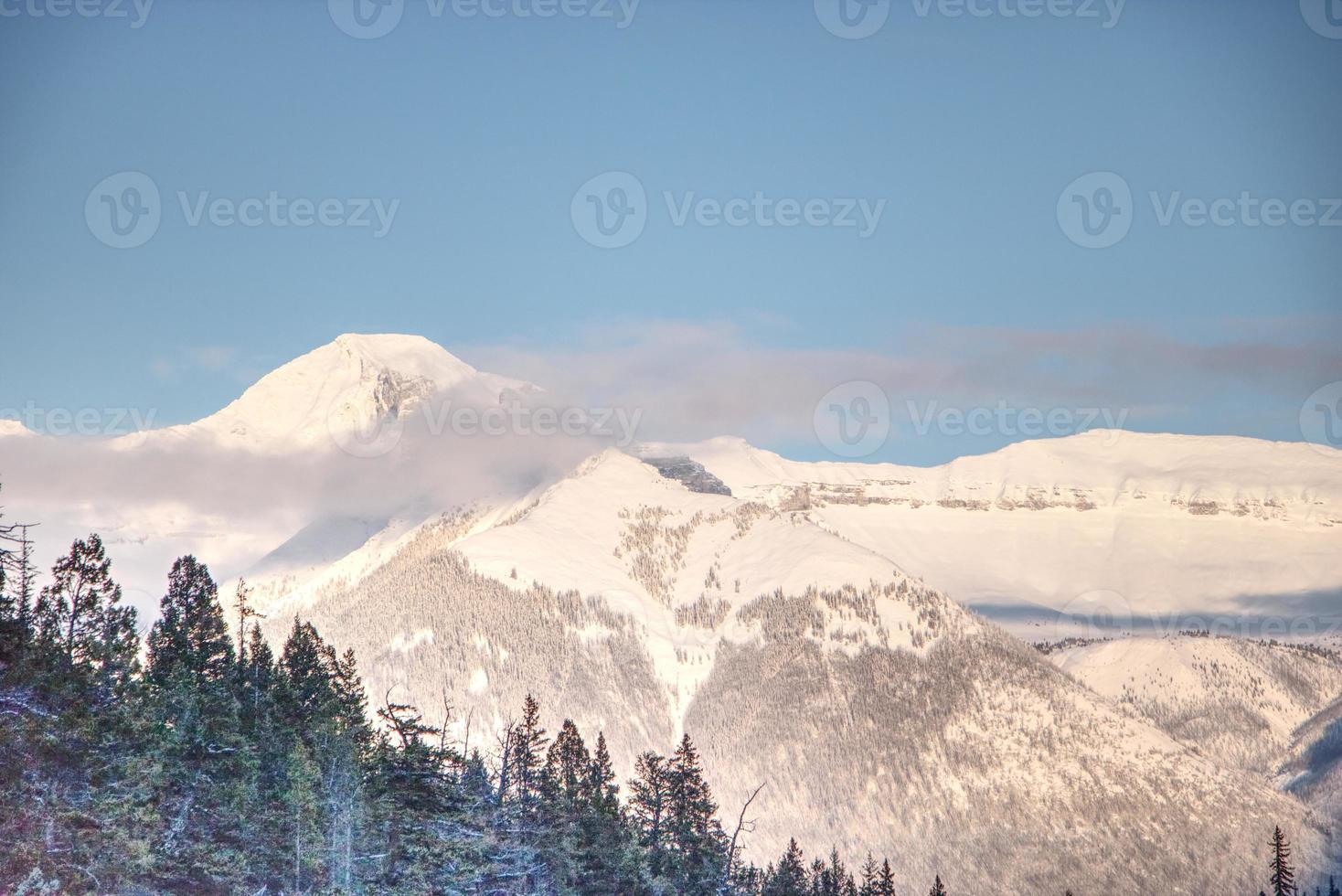 berg med blå himmel och en sjö i de främre del jord i banff nationell parkera kanada foto