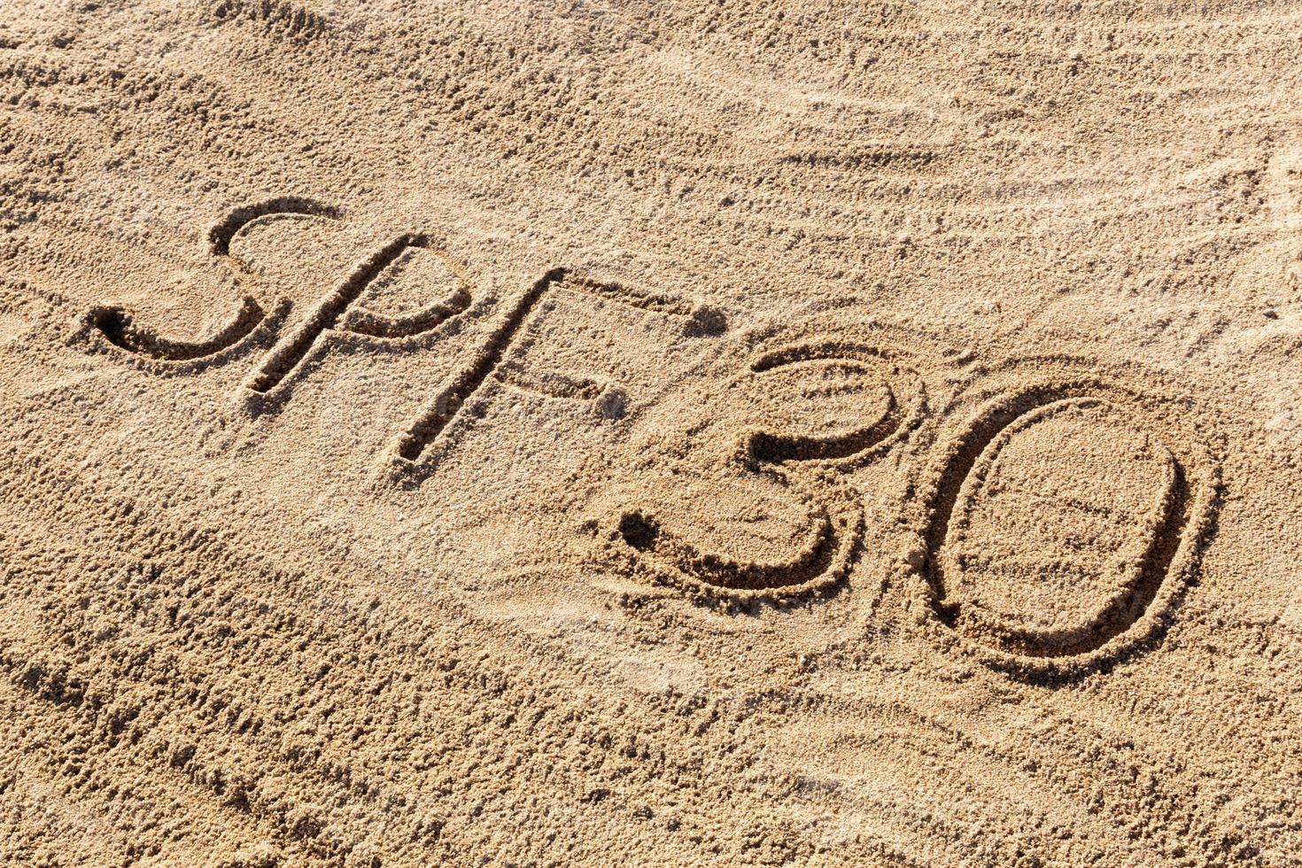 Sol skydda faktor trettio begrepp. spf 30 ord skriven på de strand foto