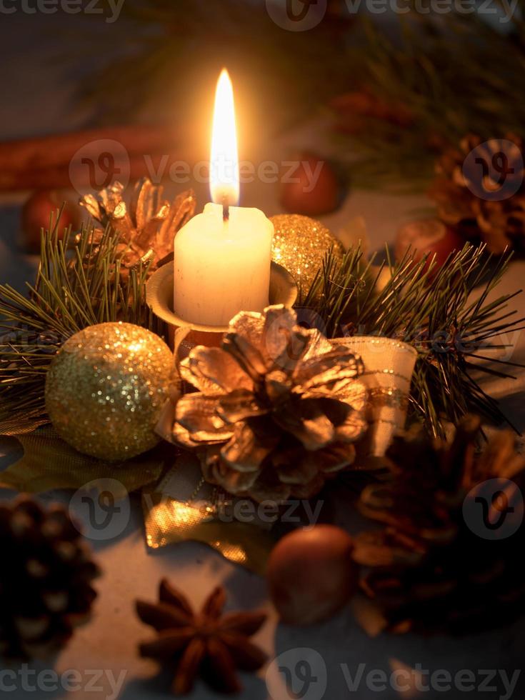 jul ljus och ornament över mörk bakgrund med lampor foto