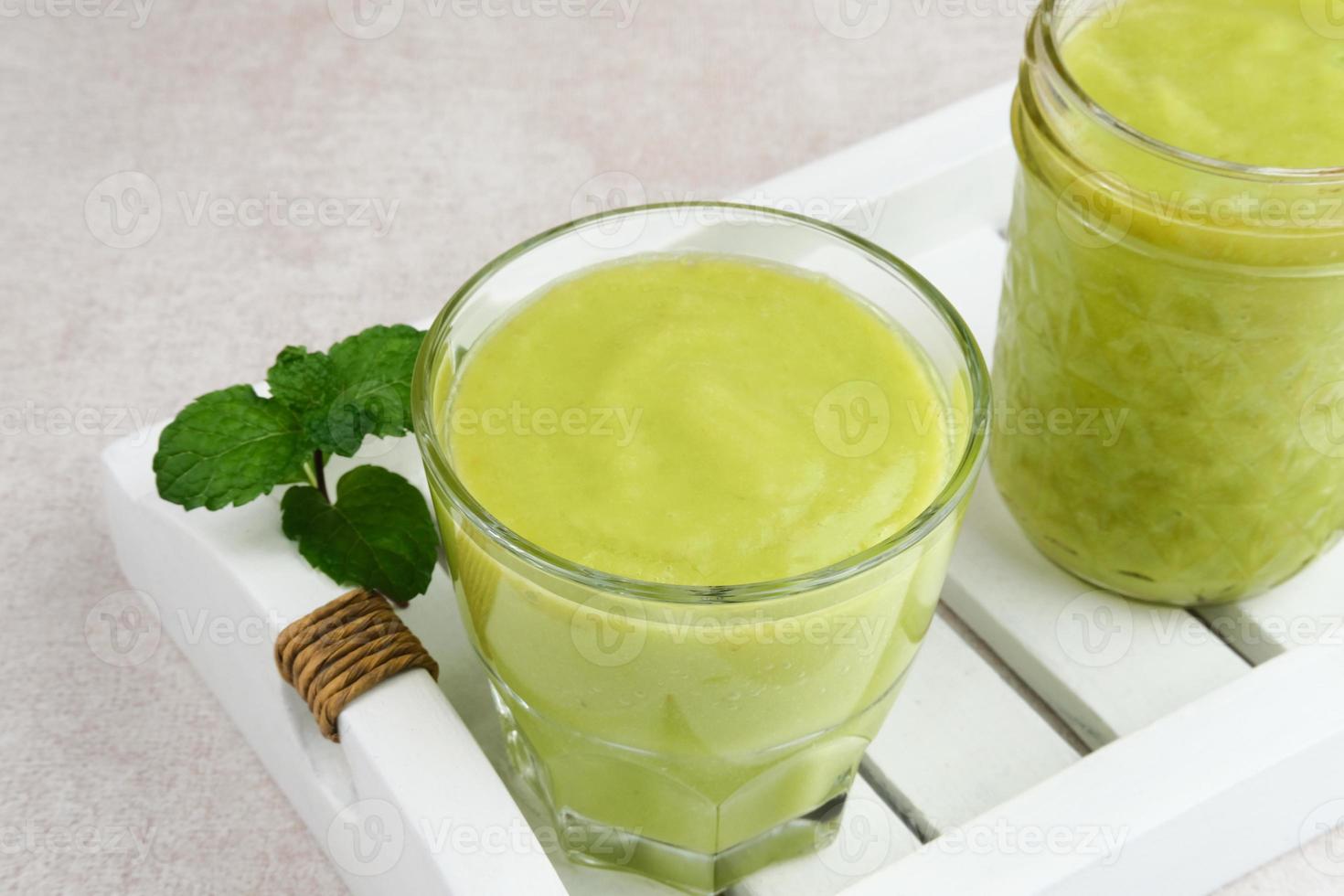 jus alpukat eller avokado juice. vegan diet och näring, friska begrepp drycker. foto