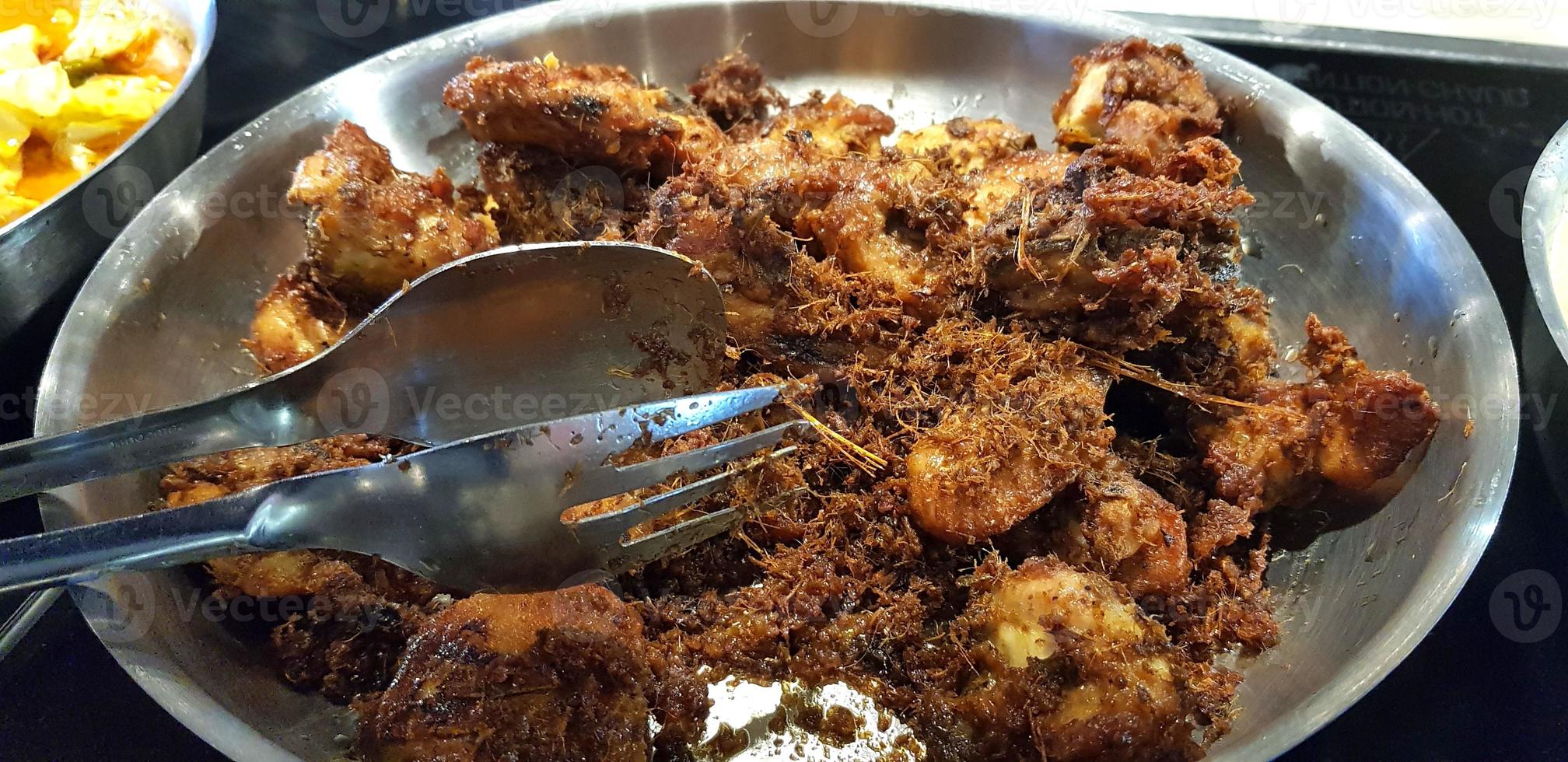 ayam goreng rempa eller traditionell javanese friterad kyckling, kokta på fräsning panorera foto