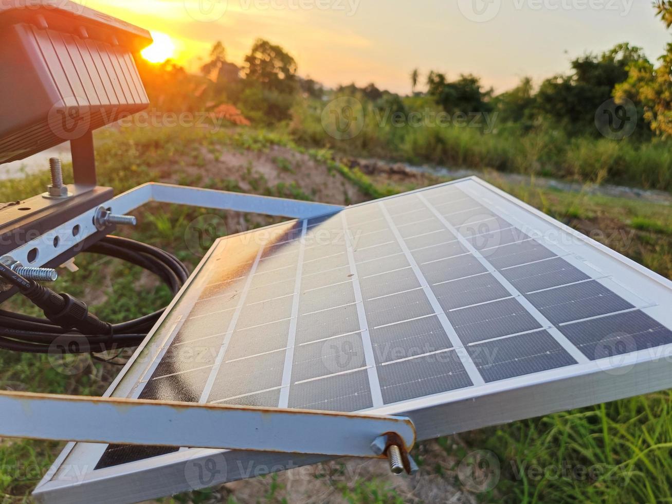 landskap se av sol- celler reflekterande ner de Sol till producera förnybar energi. foto