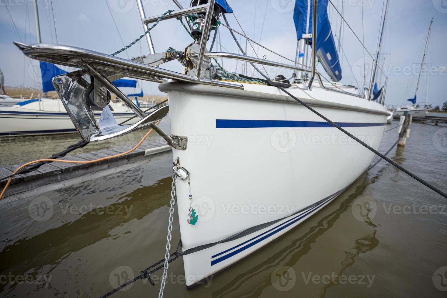 dimmig och lugn soluppgång på en små marina på en sjö i Österrike. foto