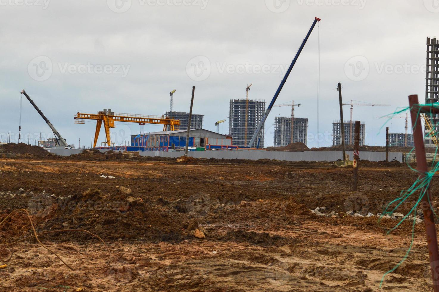 konstruktion av en ny mikrodistrikt med hög hus, ny byggnader med tagit fram infrastruktur med de hjälp av stor industriell kranar och professionell konstruktion Utrustning i en stor stad foto