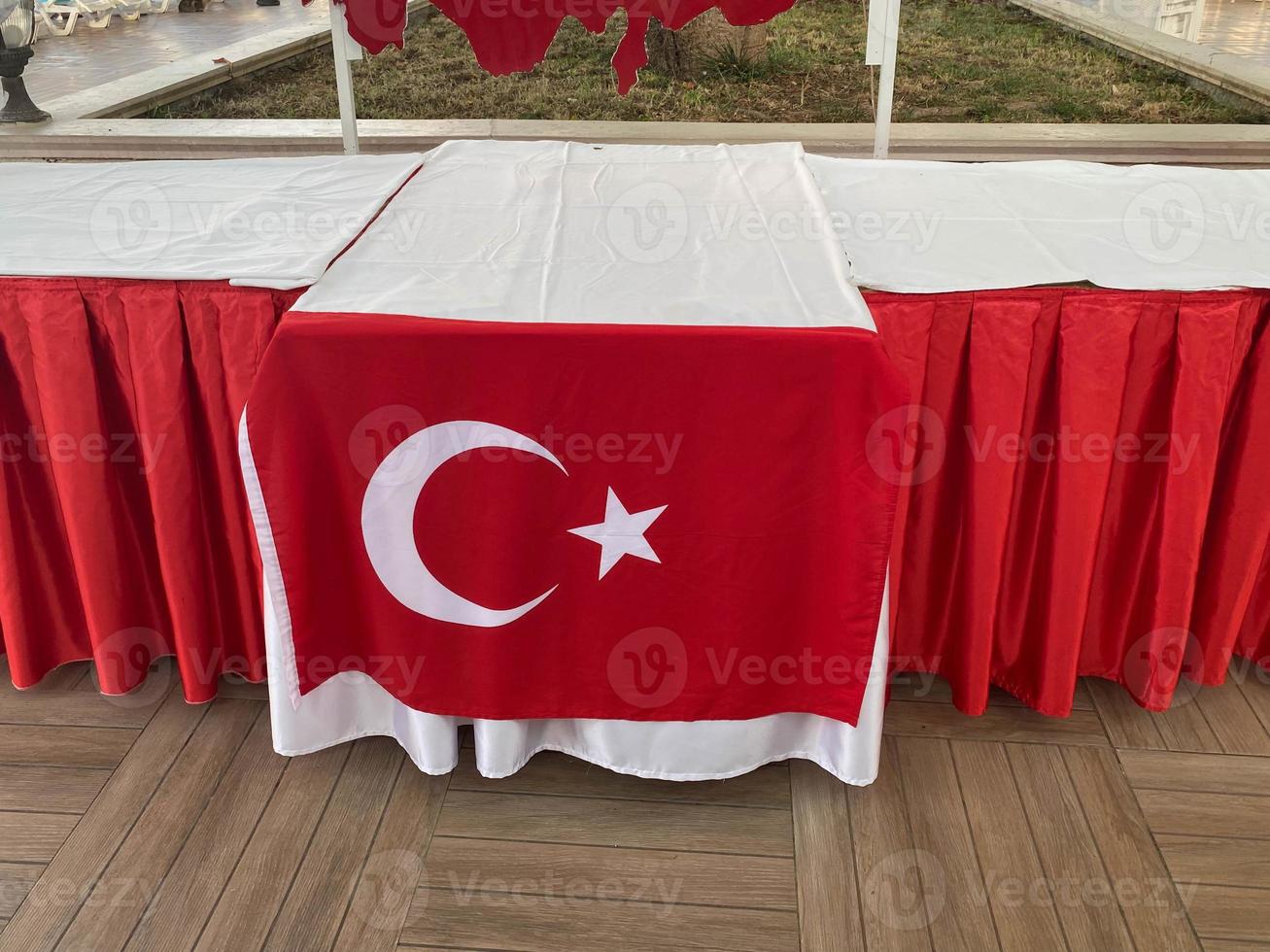 en tabell dekorerad med en turkiska flagga i en restaurang Kafé bar en catering etablering för avslappning i en hotell i en värma tropisk östra Land sydlig tillflykt foto