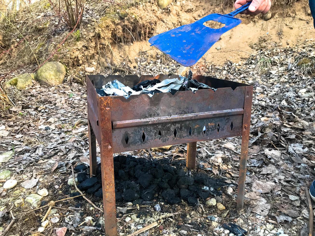 utegrill för matlagning kött på brand, utegrill och utomhus- rekreation gammal, rostig, järn, metall foto