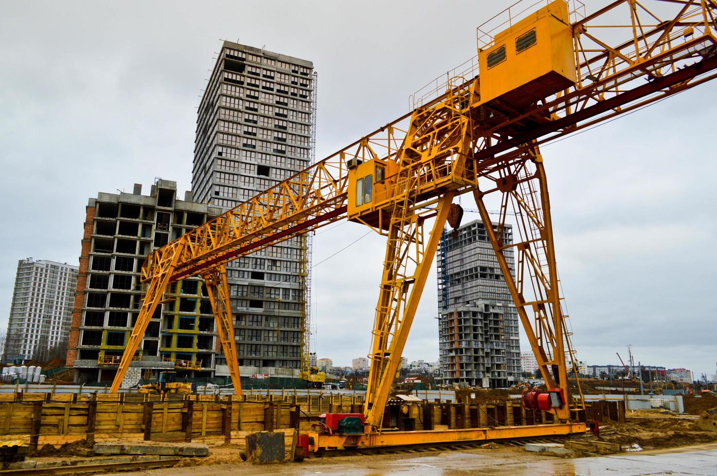 en konstruktion webbplats med specialiserade professionell Utrustning och kranar under de konstruktion av en modern linje av de underjordisk metro station i de stor stad av de metropol foto