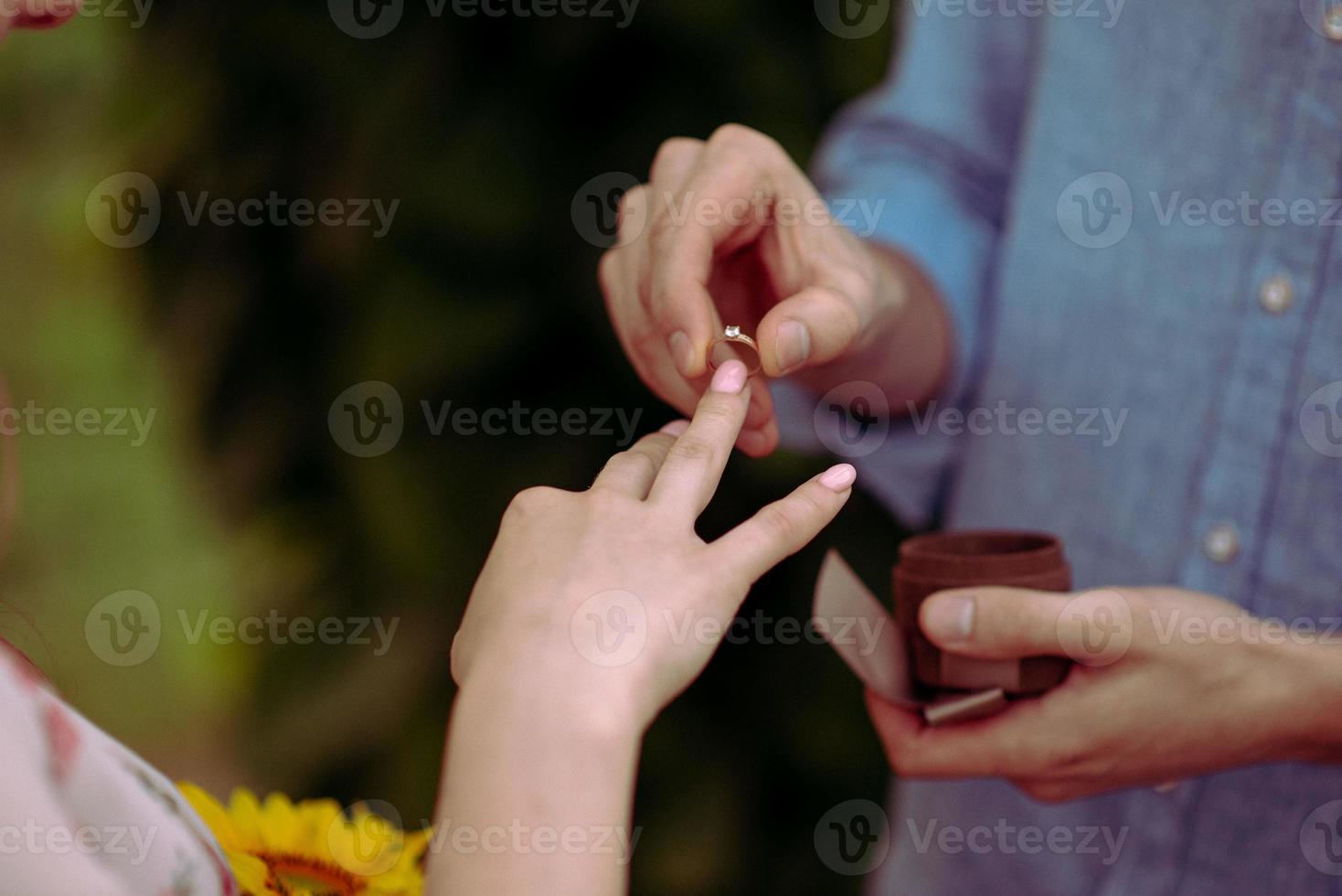 brud och brudgum utbyta ringar på de bröllop. foto