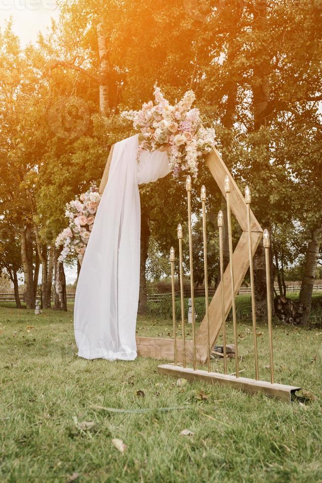 bröllop båge dekorerad med blommor foto