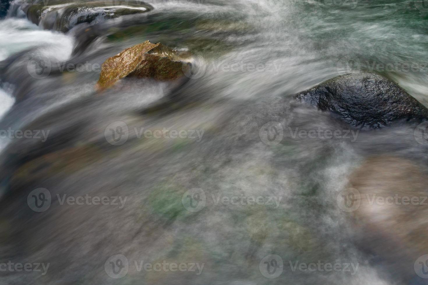 indonesiska landskap Foto med vattenfall i de morgon- och skön grön tropisk skog