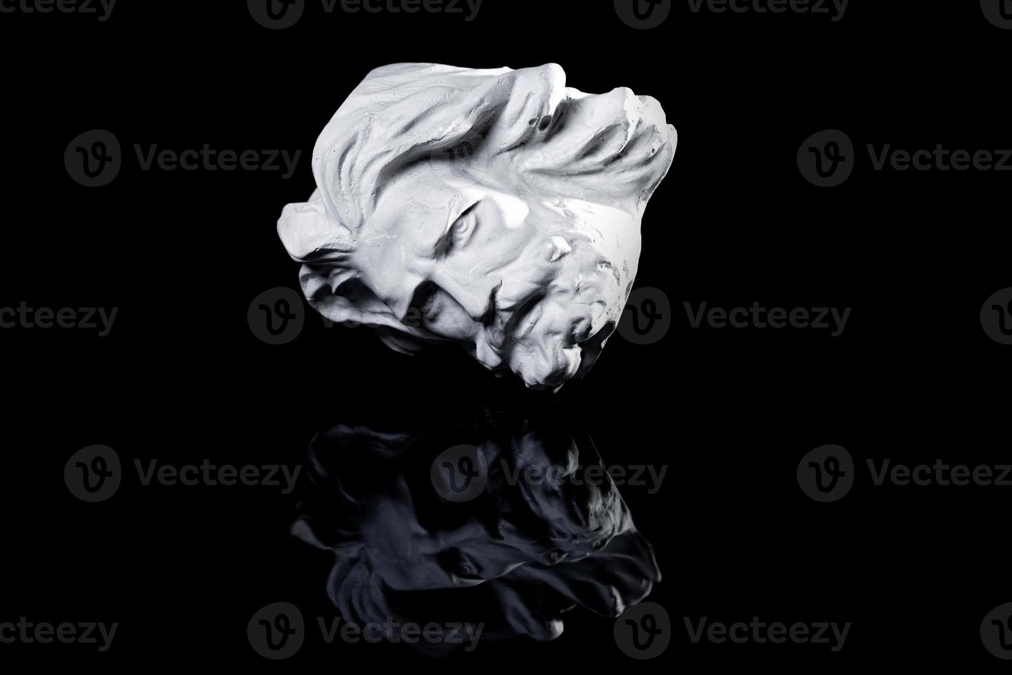 gips kopia av känd gammal staty poseidon huvud isolerat på en vit bakgrund. foto