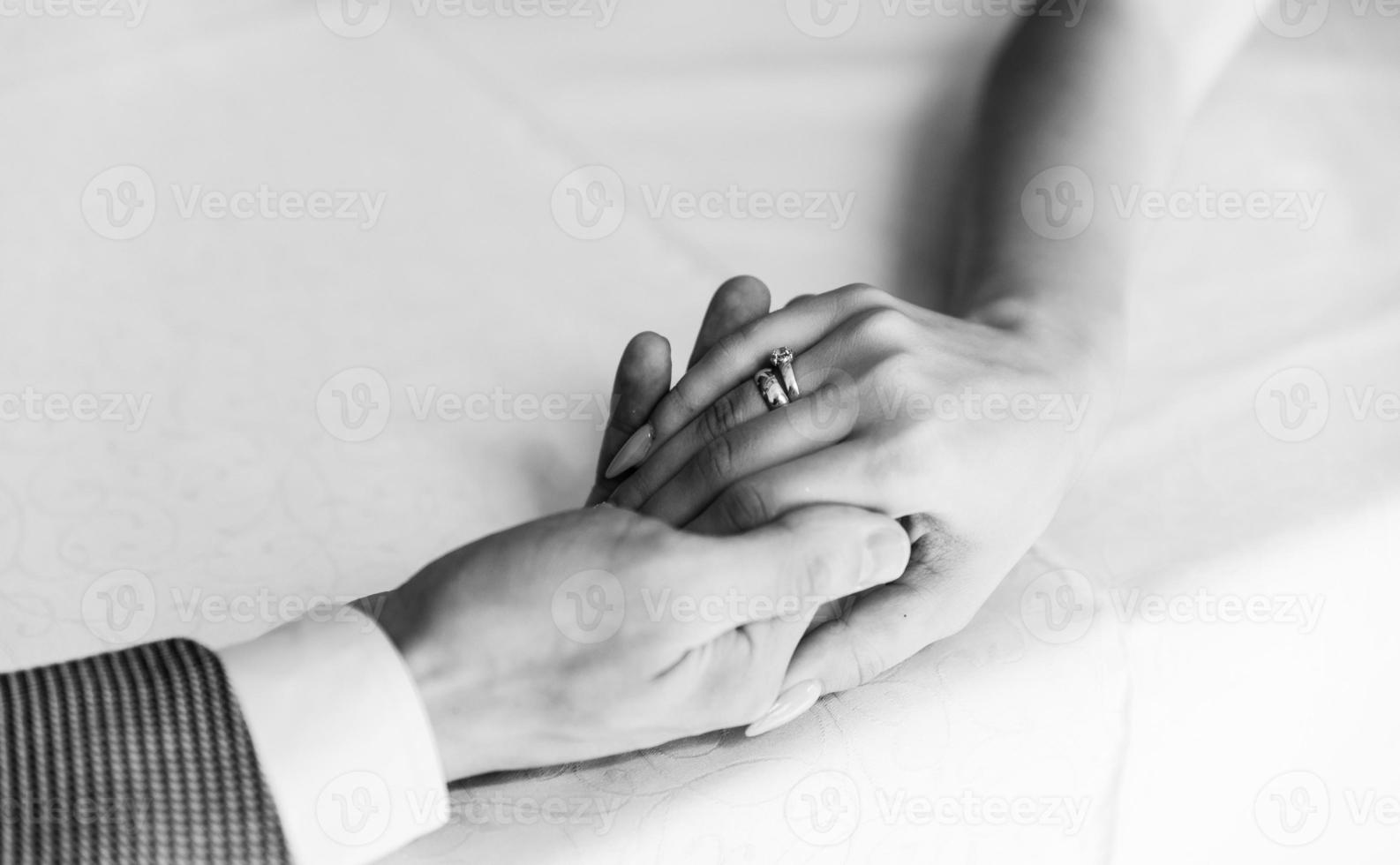 man och kvinna med bröllop ring.ung gift par innehav händer, foto