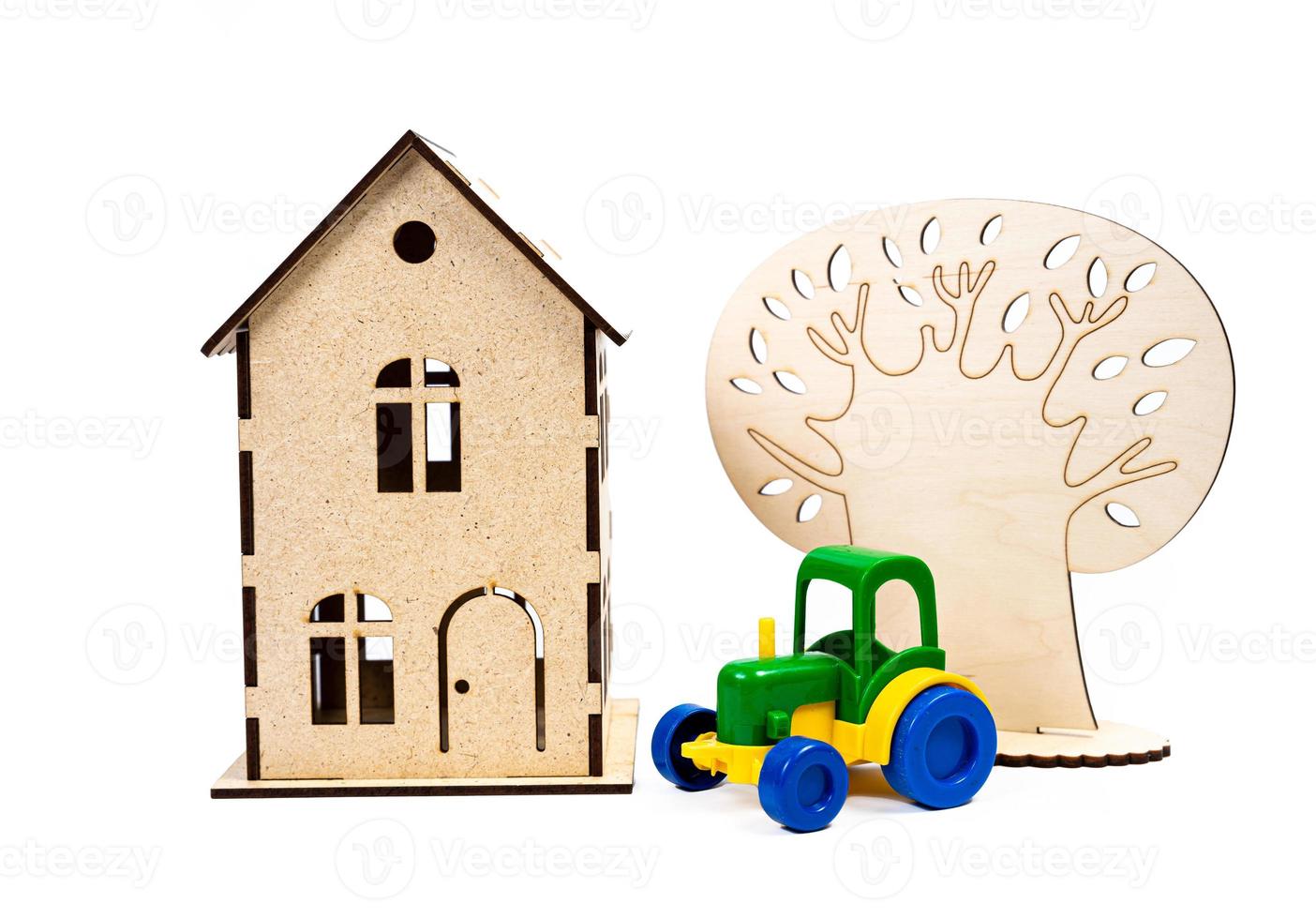 hus symbol med metall nyckel på vit bakgrund. verklig egendom, försäkring begrepp, inteckning, köpa sälja hus, fastighetsmäklare begrepp, liten bilar, träd foto