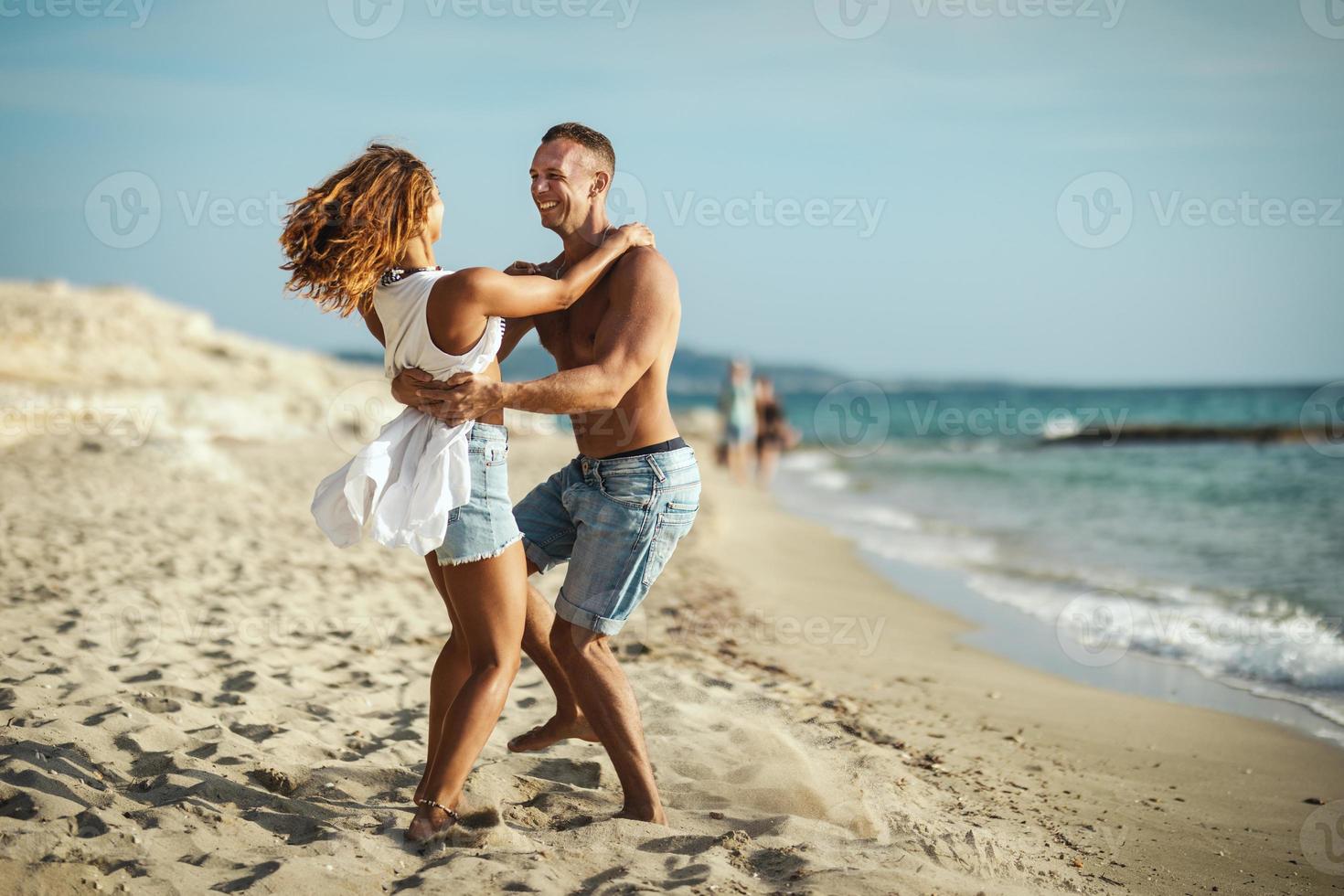 dans på stranden foto