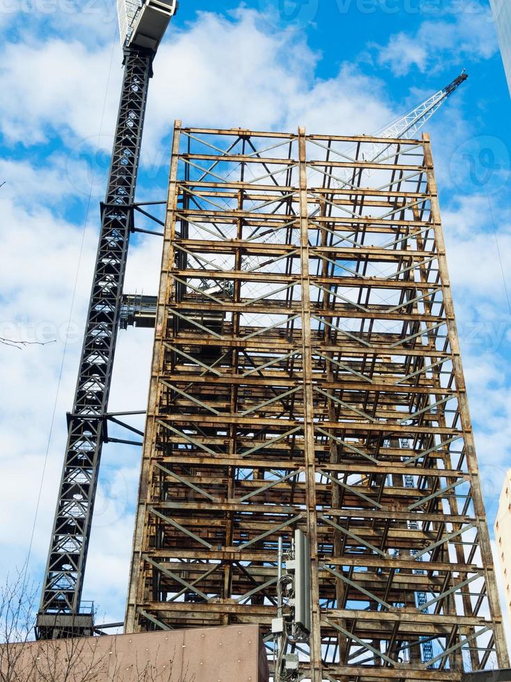 stål skelett lång byggnad under konstruktion med kran torn. foto