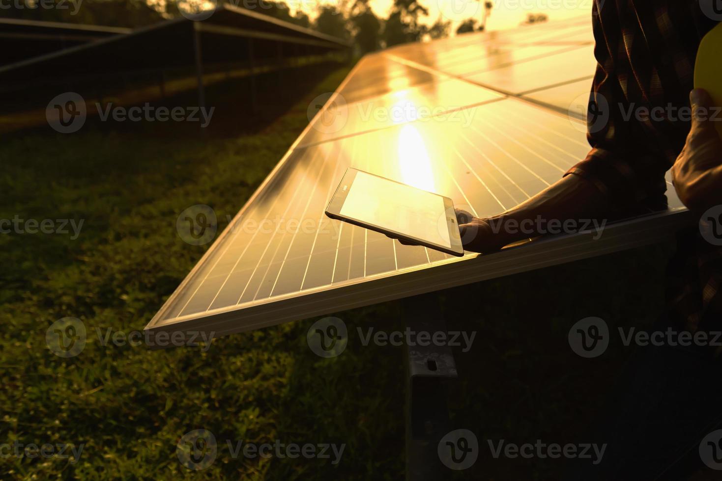 ingenjör granskning solceller systemet, silhuett. - bild foto