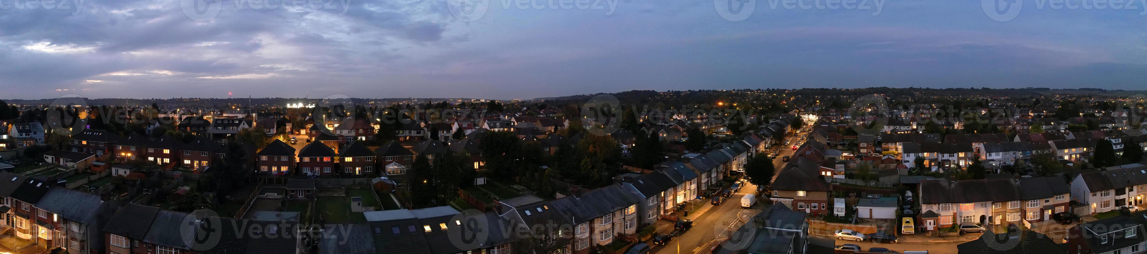 skön antenn se av brittiskt stad och vägar på natt. drönare hög vinkel antal fot av upplyst brittiskt stad foto