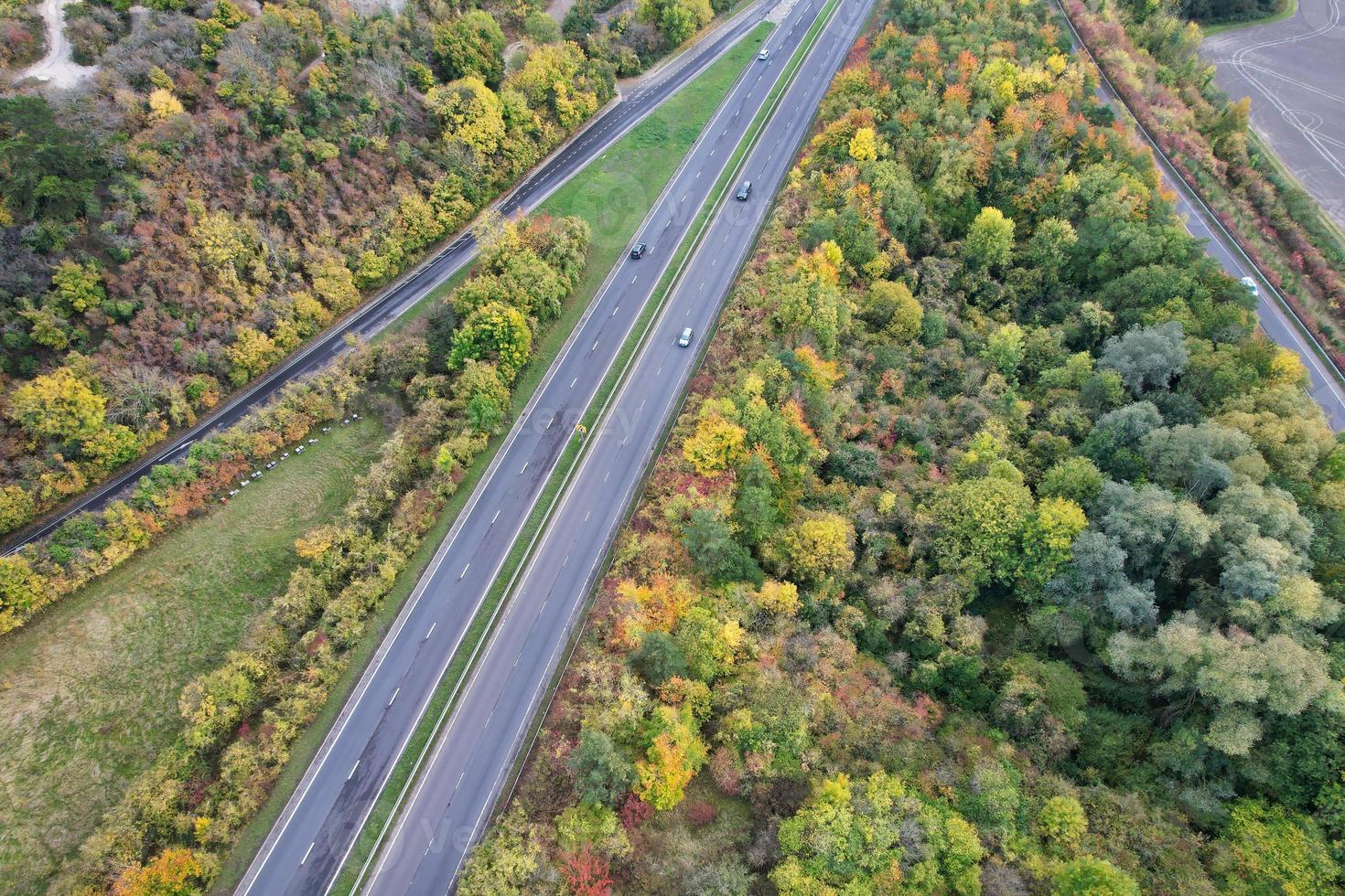 brittiskt motorvägar, vägar och motorvägar godkänd genom landsbygden, antenn se med drönare kamera. foto
