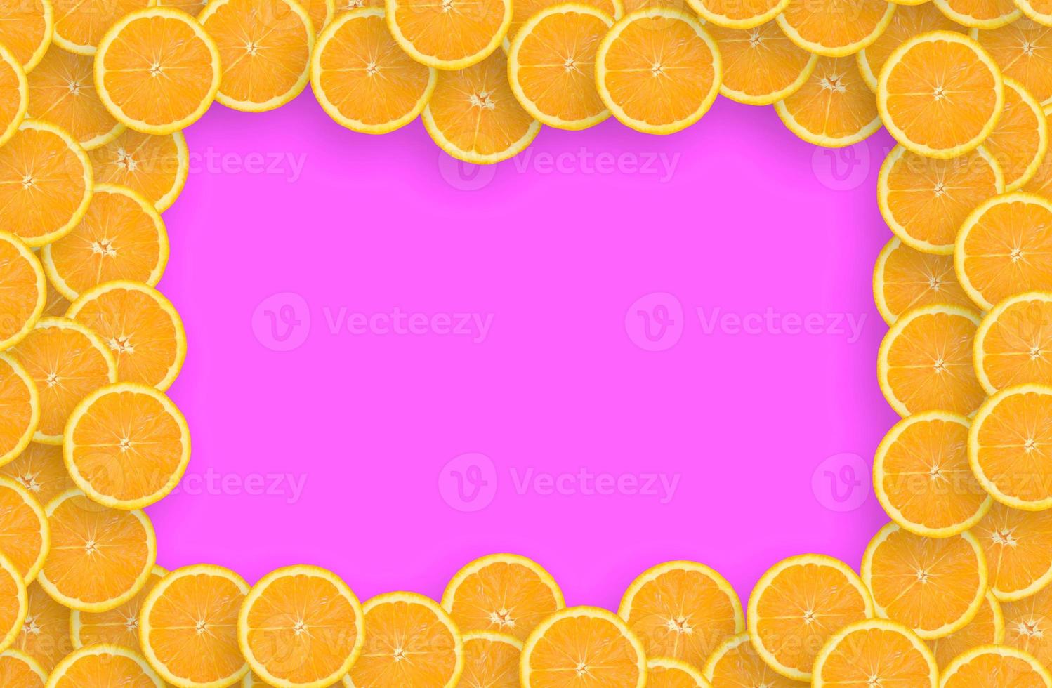 ram av ett orange citrus- skivor på ljus lila bakgrund foto