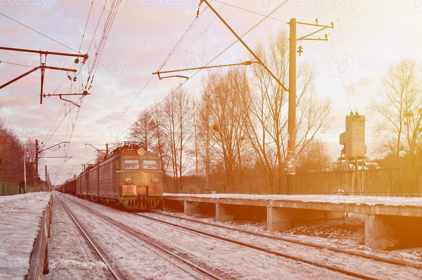 kväll vinter- landskap med de järnväg station foto