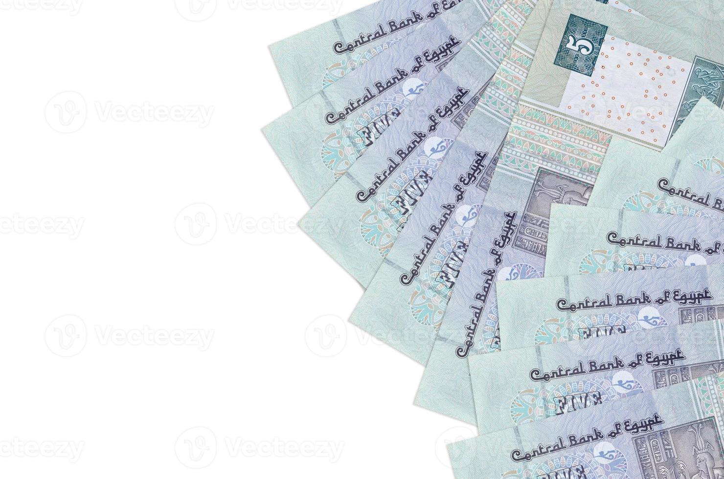 5 egyptisk pounds räkningar lögner isolerat på vit bakgrund med kopia Plats. rik liv konceptuell bakgrund foto