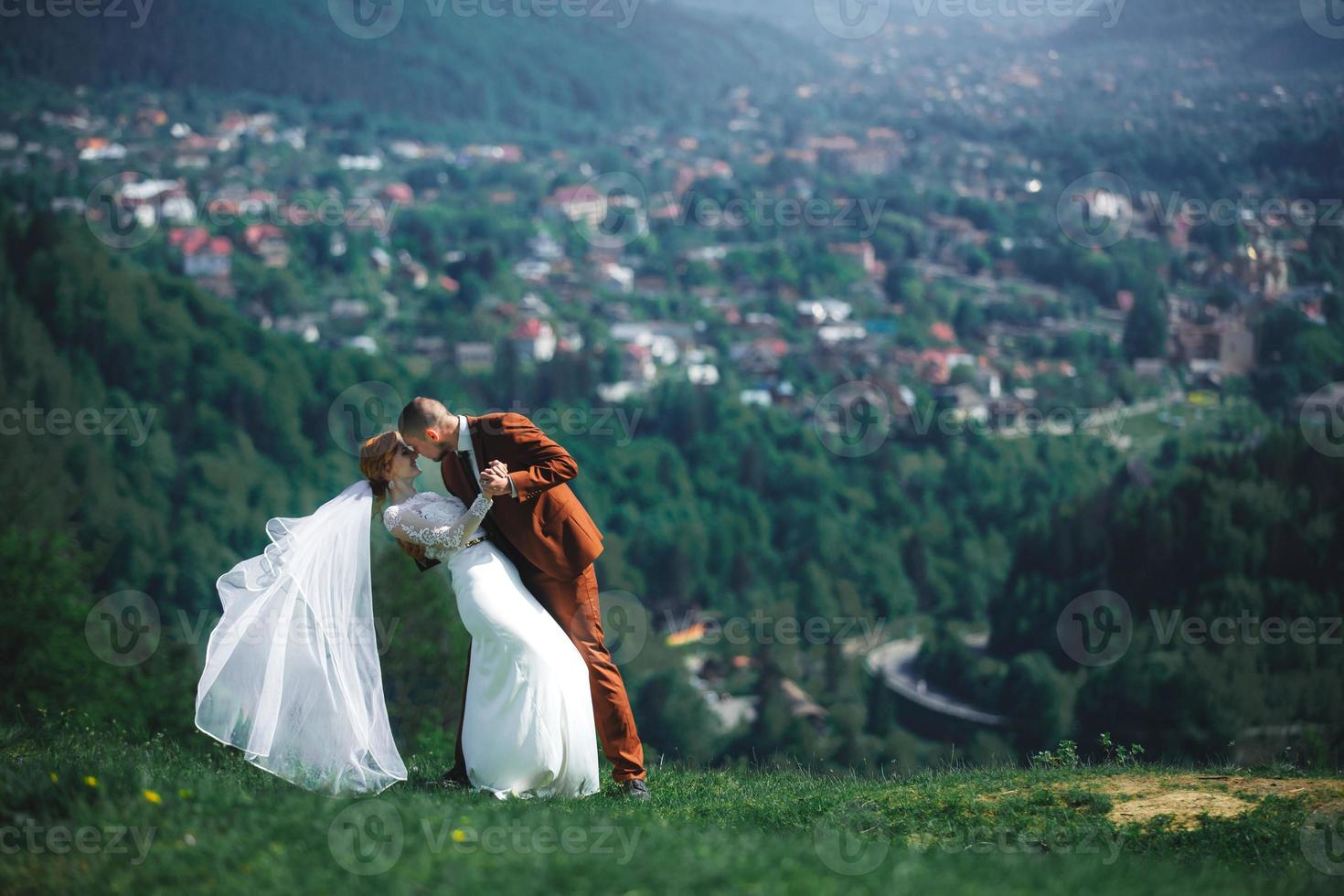 Lycklig eleganta brud och brudgum löpning och har roligt i bergen på sommar solig dag. underbar nygifta par skrattande, Sann känslor. emotionell romantisk ögonblick. foto