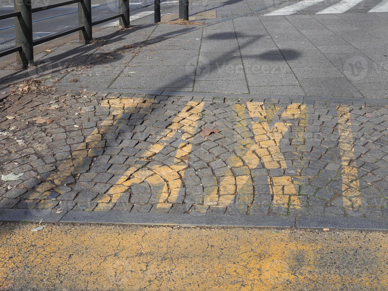 taxi tecken målad på gata foto