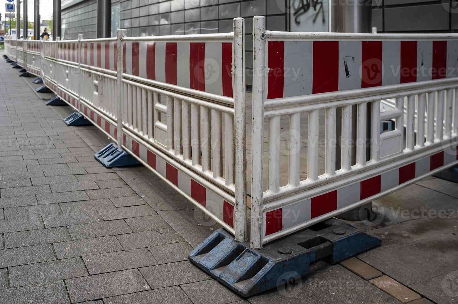 varning fäktning runt om renoveringar på en fotgängare gata nära de väg Nästa till en byggnad foto