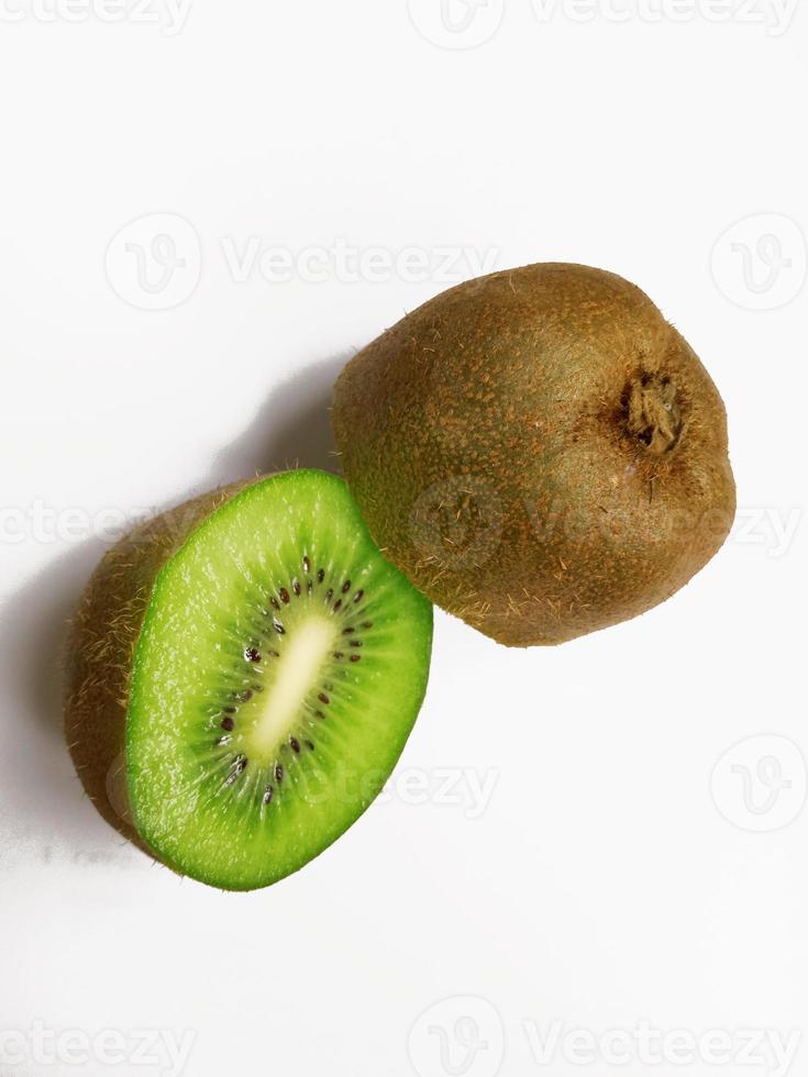 två halvor av mogen färsk kiwi på vit bakgrund foto