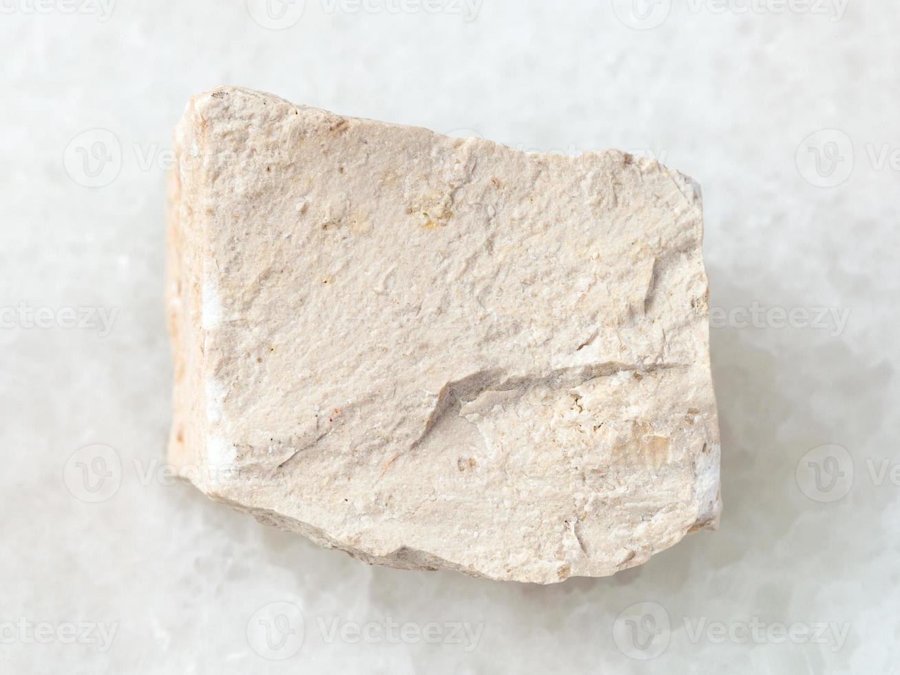 rå kemisk kalksten sten på vit foto