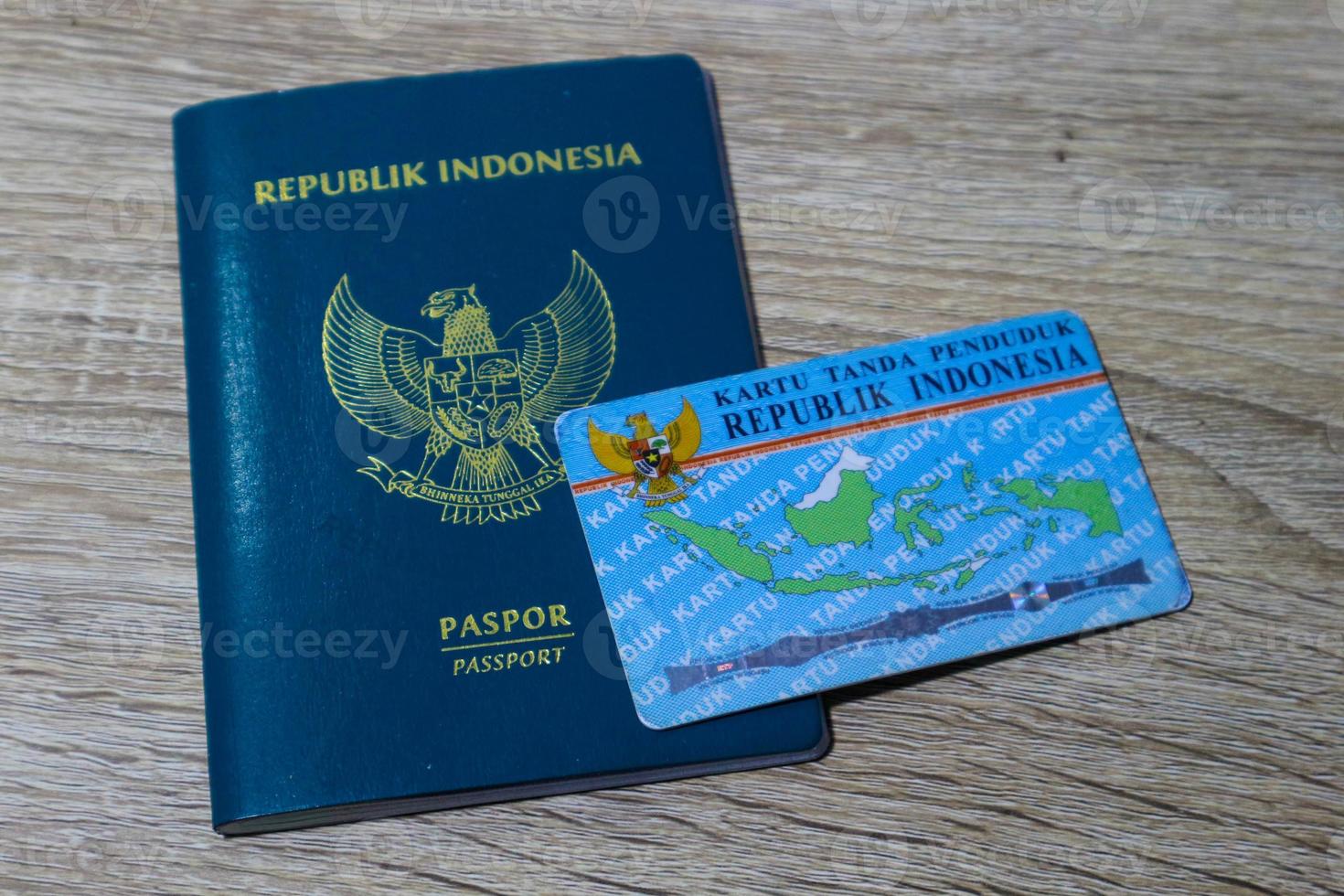 indonesiska grön pass och indonesiska identitet kort ägd förbi indonesiska medborgare. foto