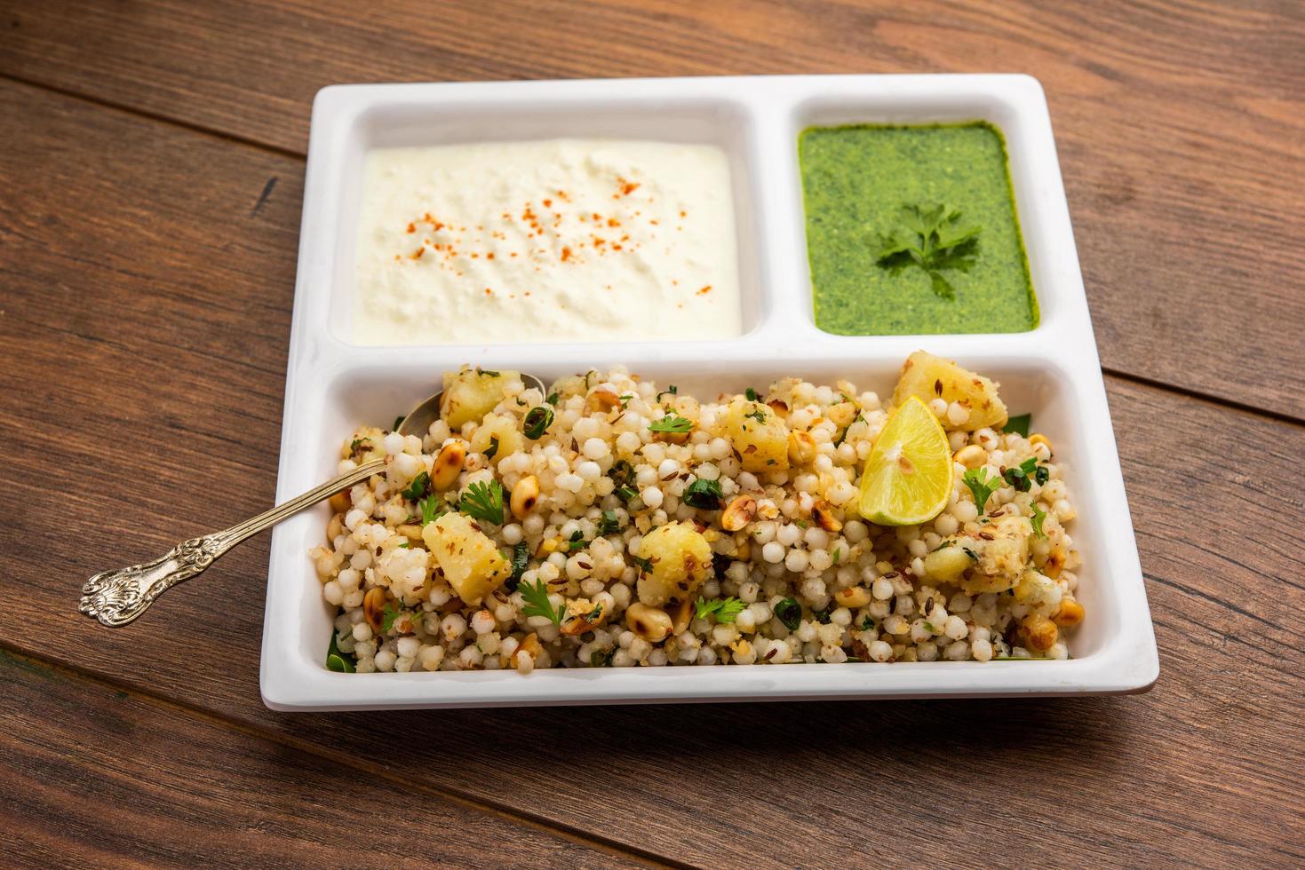 sabudana khichadi - ett äkta maträtt från maharashtra tillverkad med sago frön, eras med ostmassa foto