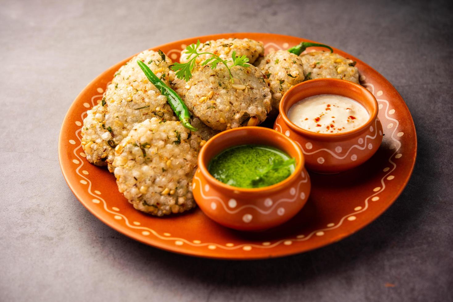 sabudana wada eller shabudana Vadai kallad i Indien tillverkad från sago och eras med chutney foto