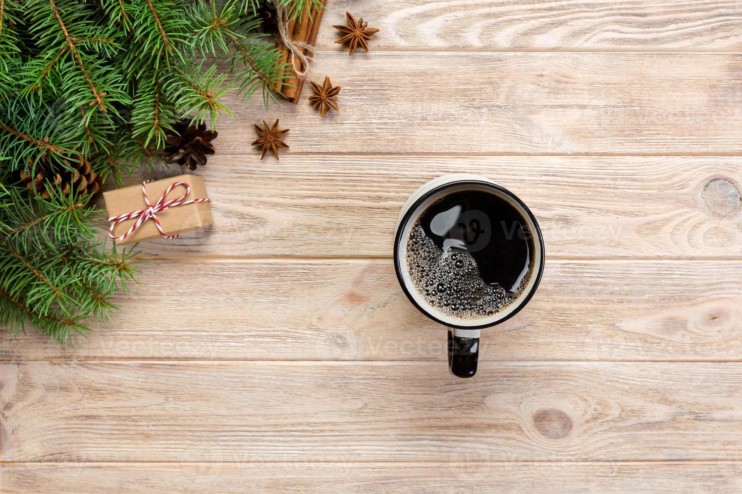 jul bakgrund med varm kaffe, gåva låda, gran grenar och koner på trä- tabell, topp se kopia Plats. jul högtider bakgrund, platt lägga foto