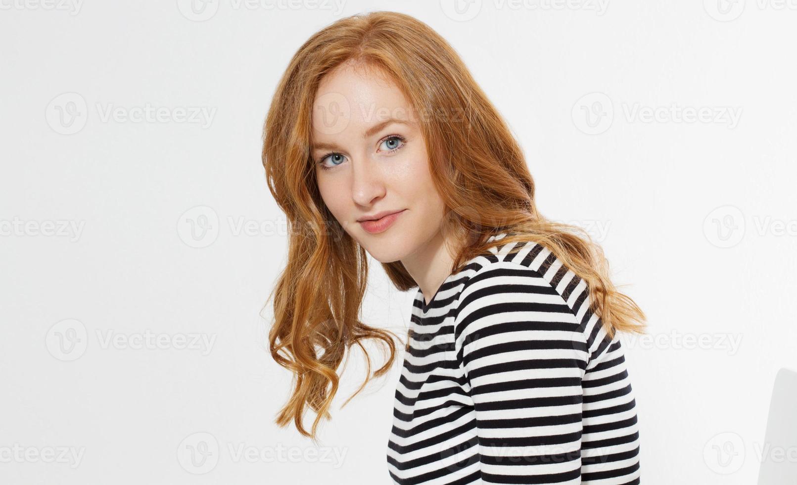 Lycklig kvinna stänga upp ansikte isolerat på vit bakgrund. röd hår flicka med lockigt hår. hud vård och tänder vård. kopia Plats. baner foto