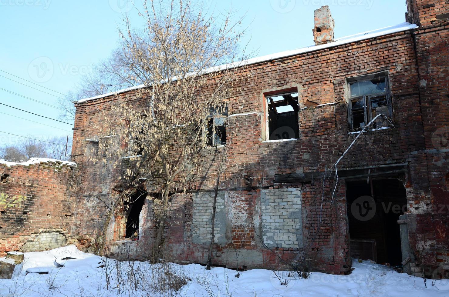 fragment av ett övergiven tvåvånings byggnad efter militär operationer i donetsk foto