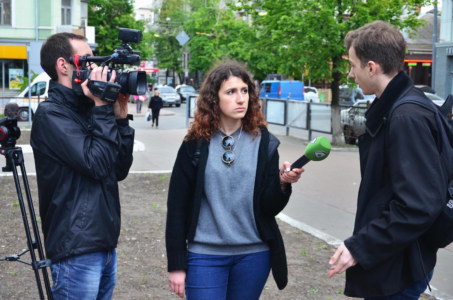 kharkov. ukraina - Maj 17, 2022 deltagarna av de först HBTQ verkan i kharkov ge intervjuer handla om ett oväntat ge sig på och störning av de händelse foto