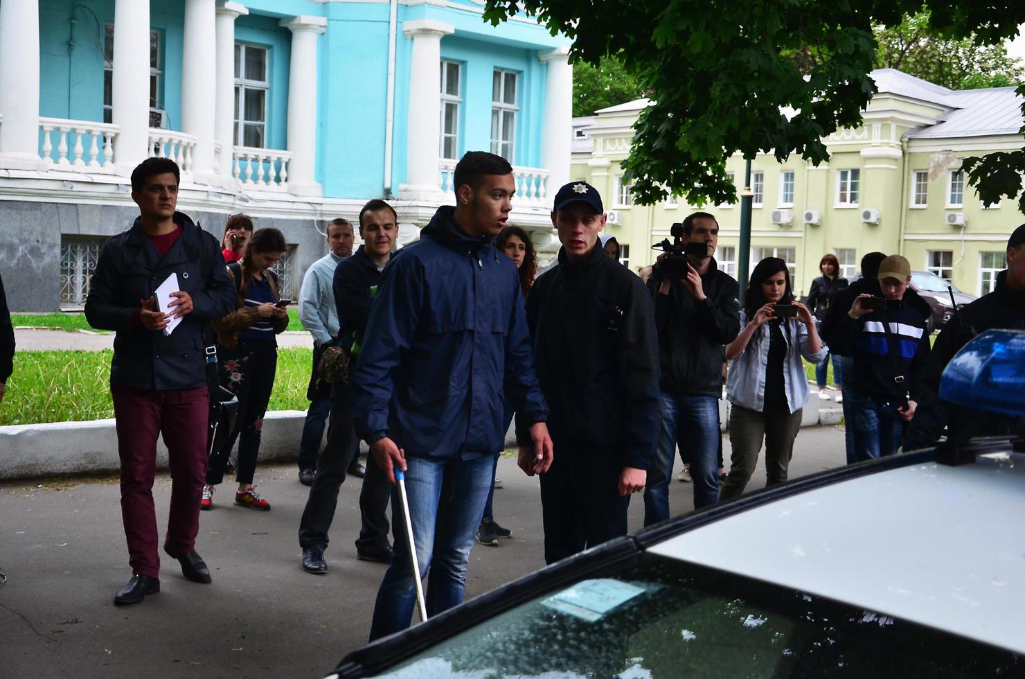 kharkov. ukraina - Maj 17, 2022 konflikt mellan de polis och de organisation av nazisterna och patrioter under de spridning av de först HBTQ verkan i kharkov foto