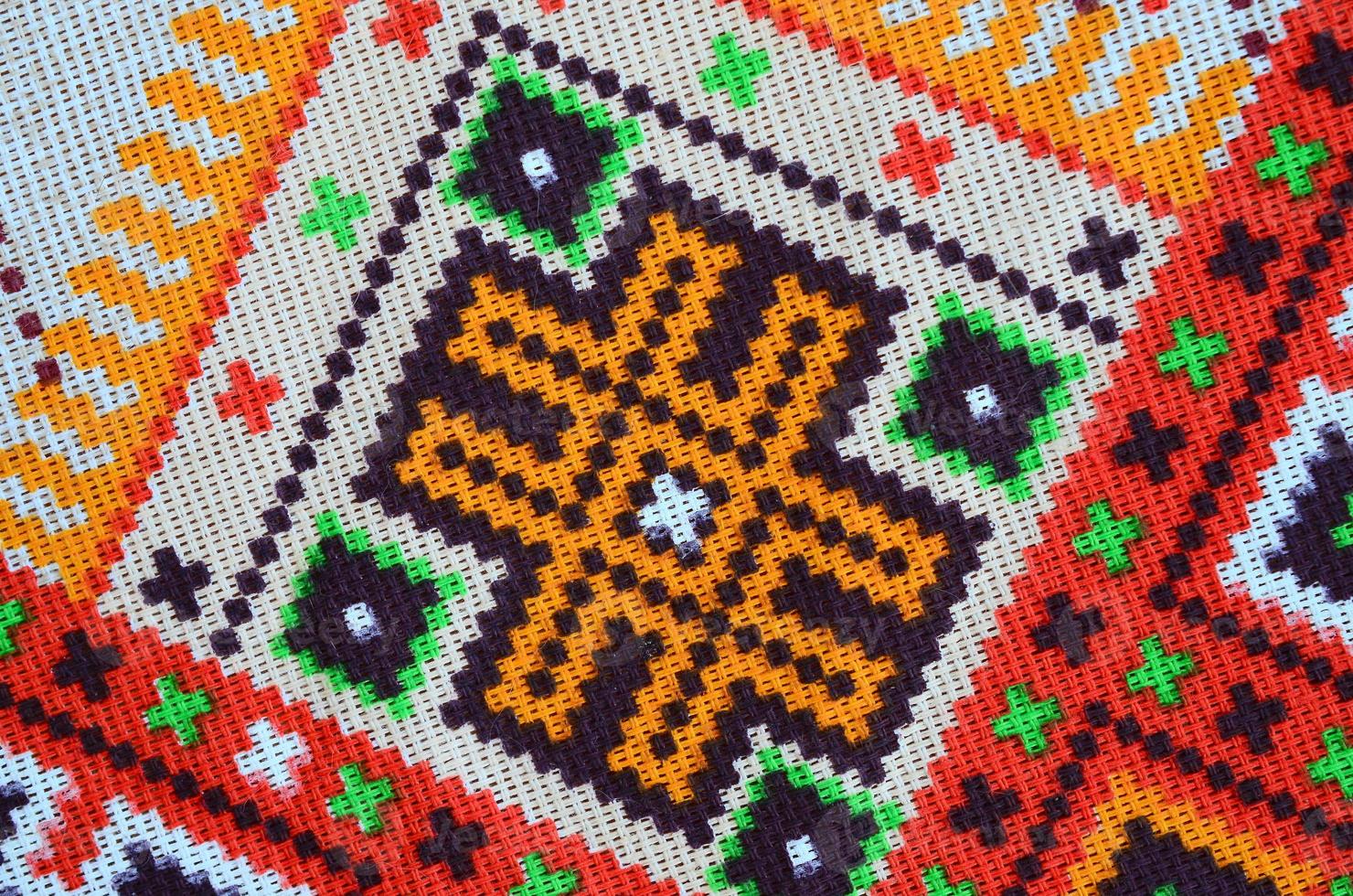 traditionell ukrainska folk konst stickat broderi mönster på textil- tyg foto