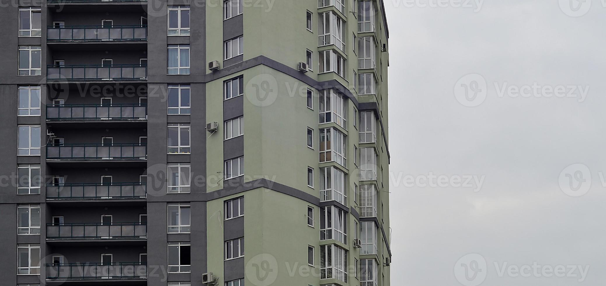 flervånings kontor byggnad med blå himmel foto