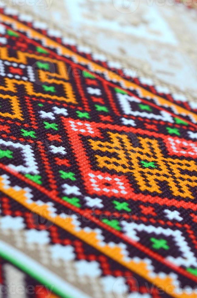 traditionell ukrainska folk konst stickat broderi mönster på textil- tyg foto