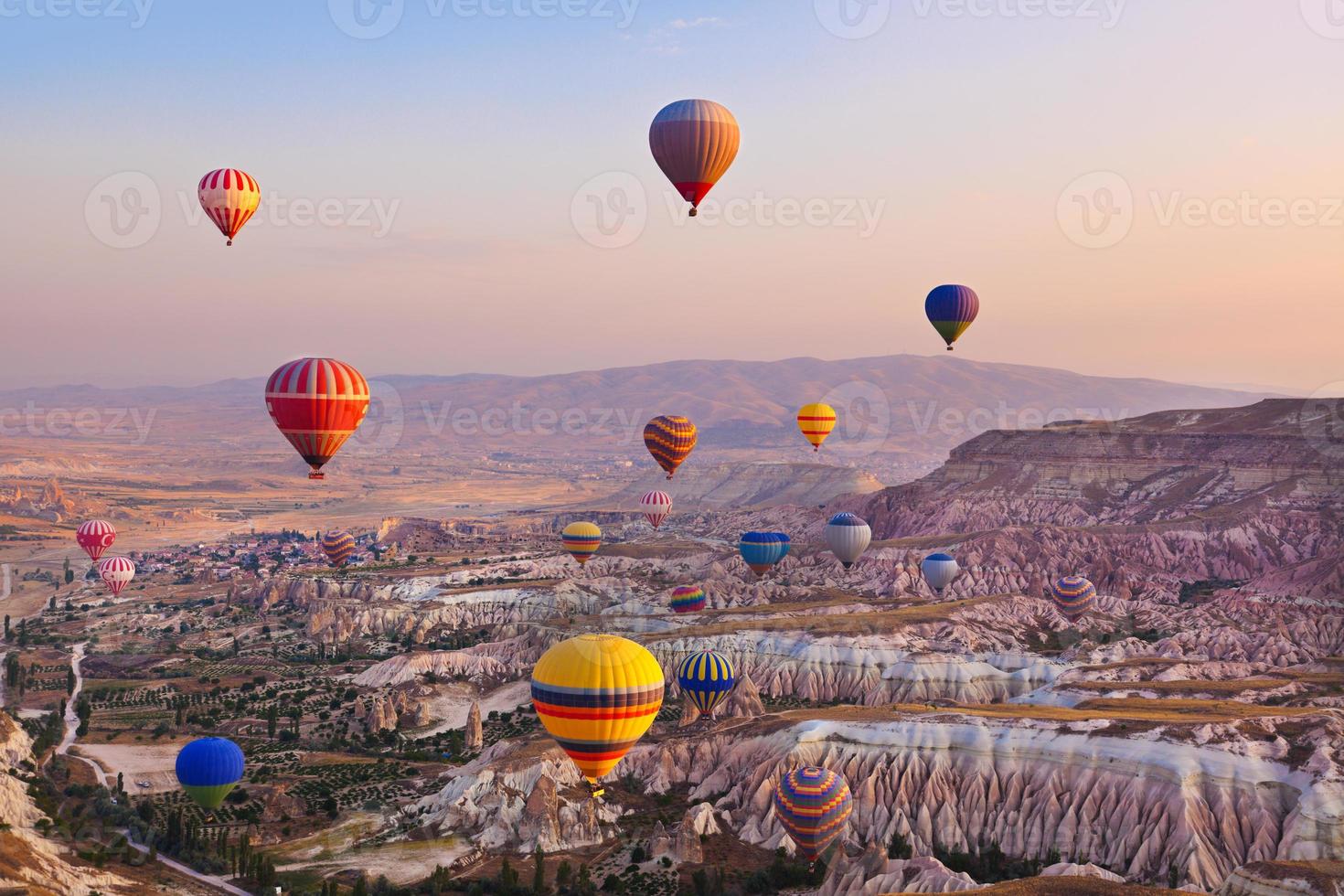 varmluftsballong som flyger över Kappadokien foto