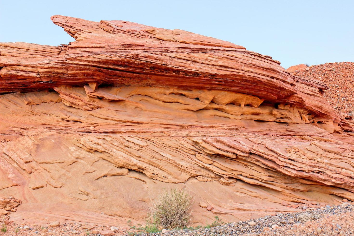 intressant sten bildning som visar nivåer av erosion foto