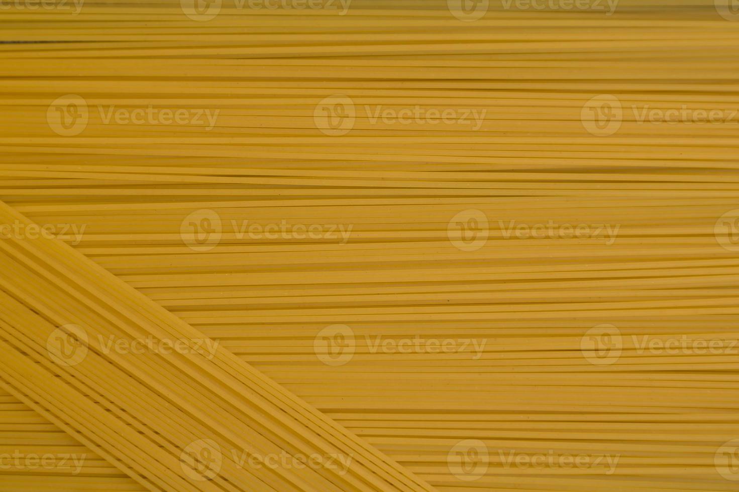 spaghetti pasta italiensk kök mat. gul lång spaghetti mat bakgrund foto