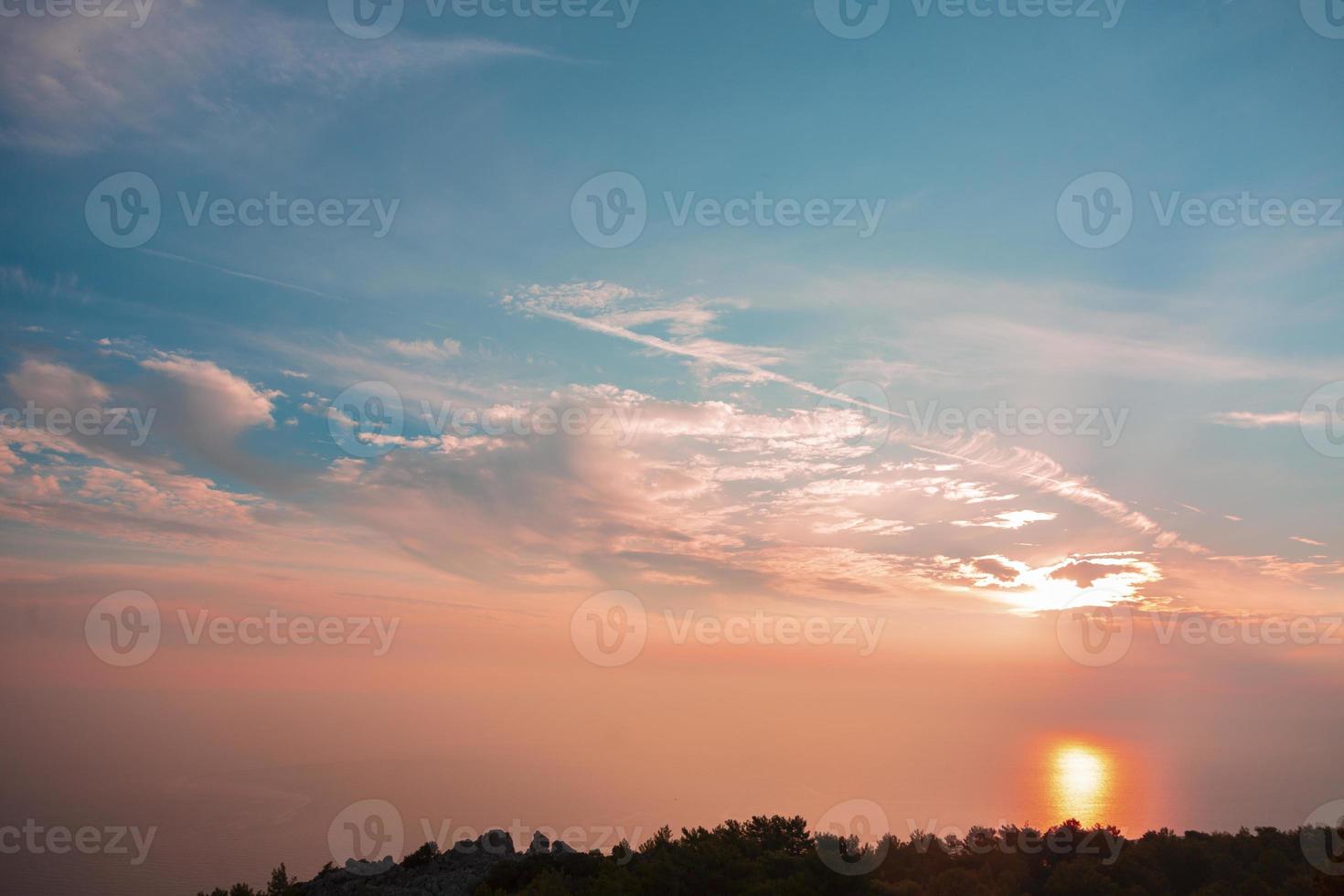 solnedgångshimmel och moln foto