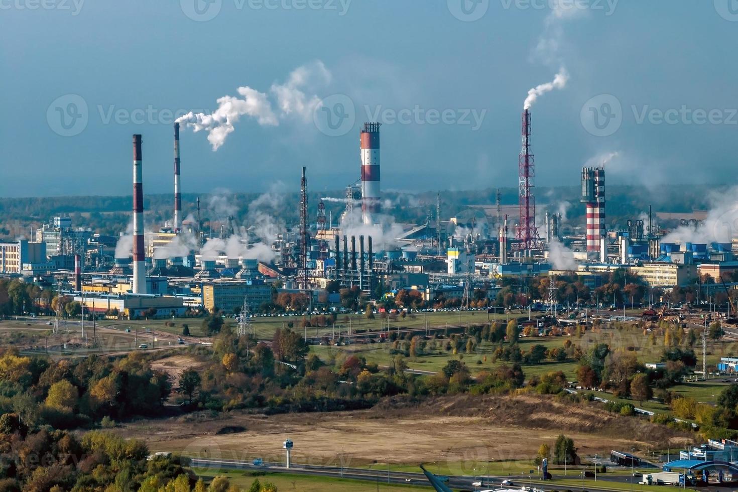 antenn panorama- se på rök av rör av kemisk företag växt. industriell landskap miljö- förorening avfall växt. luft förorening begrepp. foto