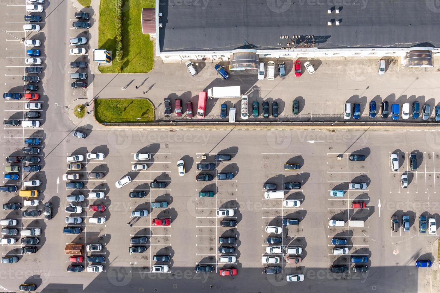 antenn se på stor öppen luft parkering massa för bilar för invånare av område foto