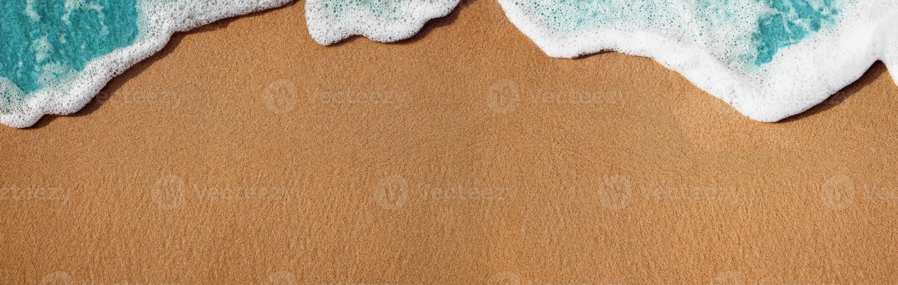 tömma sand strand och mjuk blå Vinka på sommar solig dag. naturlig textur bakgrund. bred och lång storlek för kopia Plats. topp se. fokus på sand foto